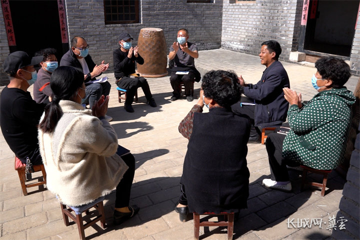 邯郸市峰峰矿区山底村党员干部群众学习党的二十大报告。长城网·冀云客户端 记者 孟维仑 摄