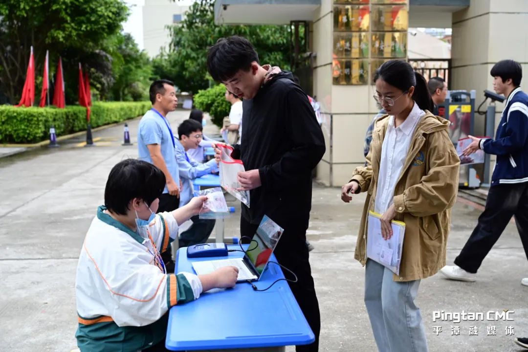 是今年夏天的高考表情全力拼搏过的所有考生定将金榜题名城关中学在