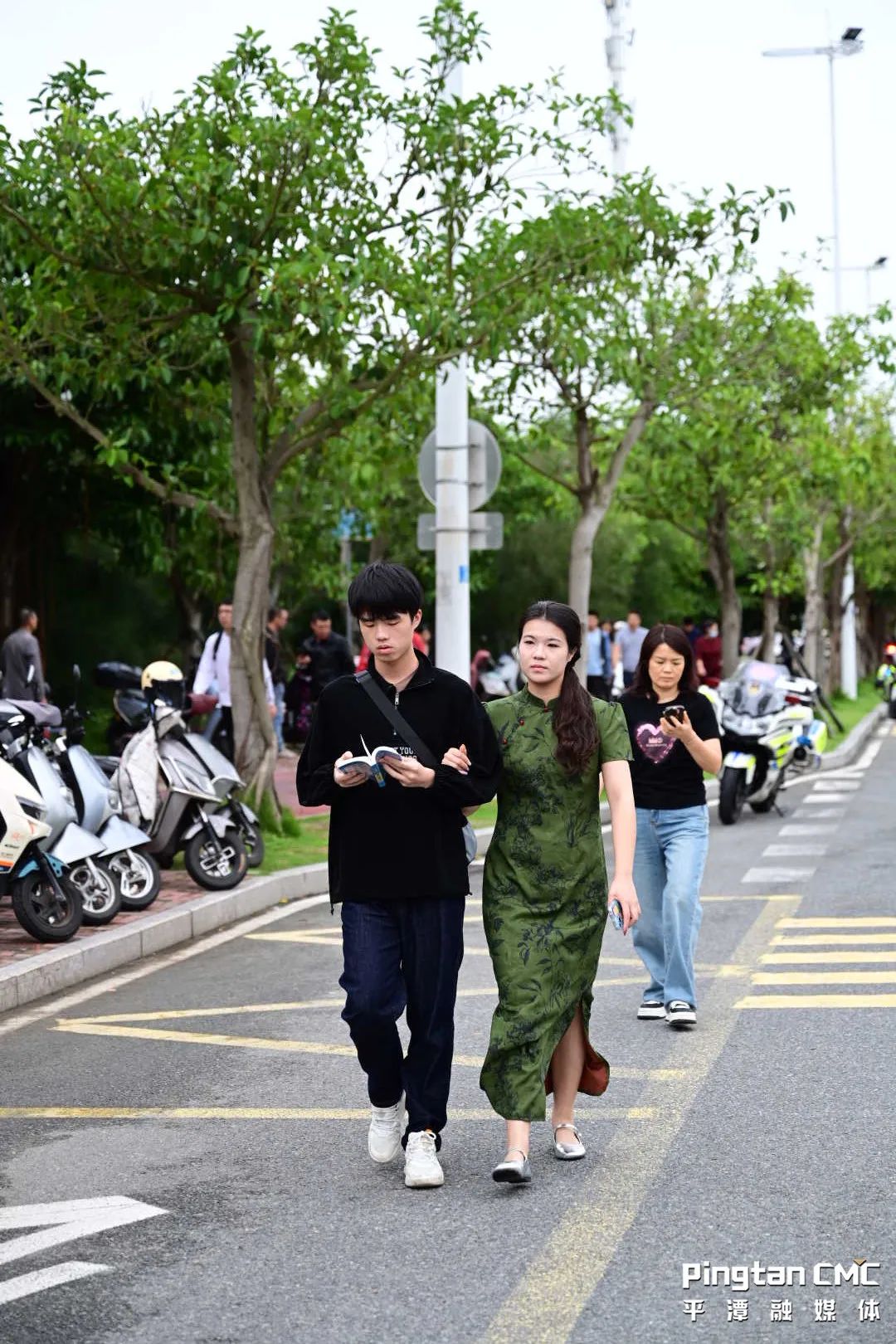 学生击掌传递祝福前来送考的老师考生陆续抵达在平潭一中(岚城校区)考